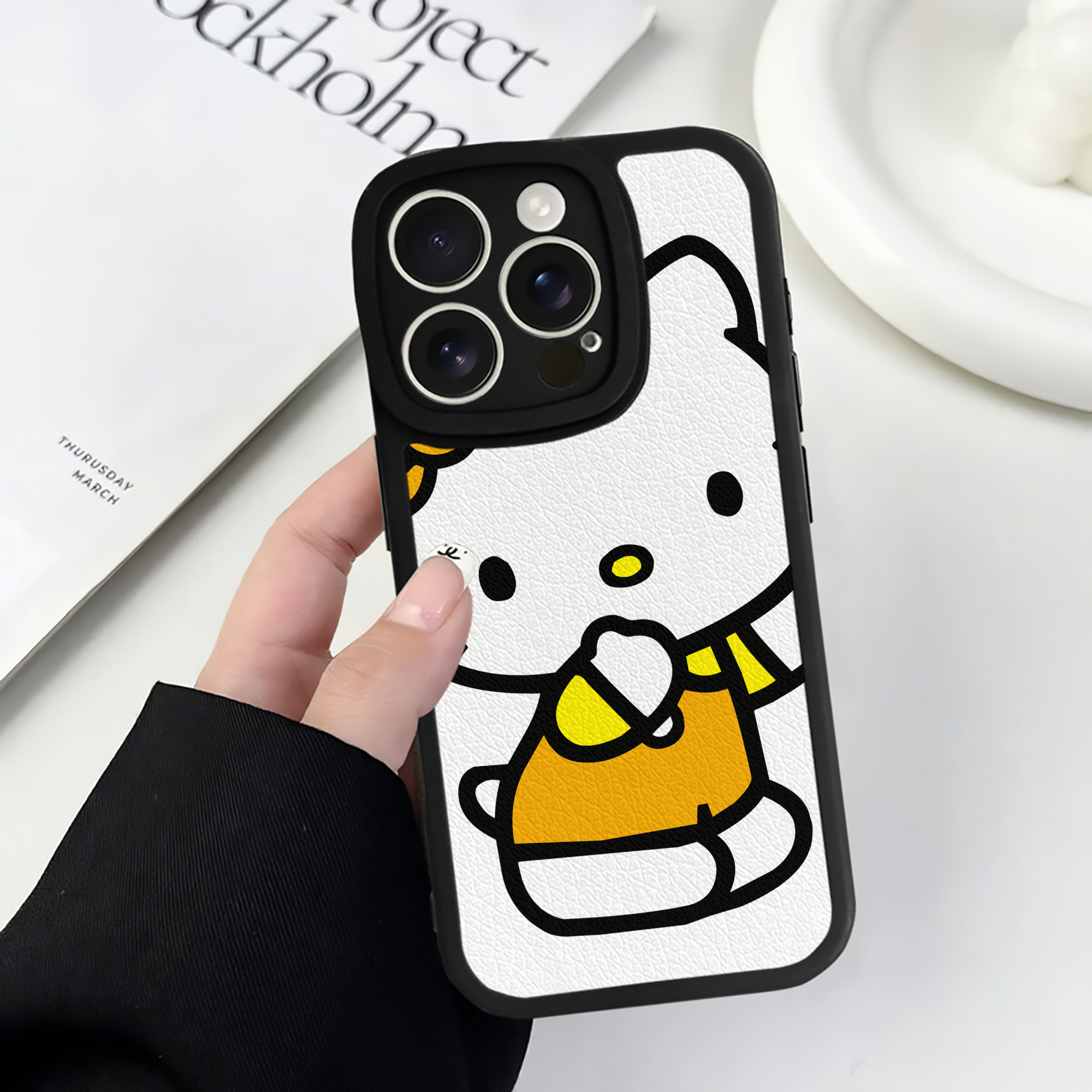 （画像用） Hello Kitty ハローキティ 【iPhone 16シリーズ対応】シリコンスマホケース（レザー調） 材質：シリコン